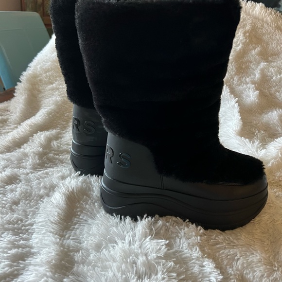 Michael Kors "Gamma" faux fur platform boots. Size 8. Tried on, worn indoors. - Picture 10 of 11